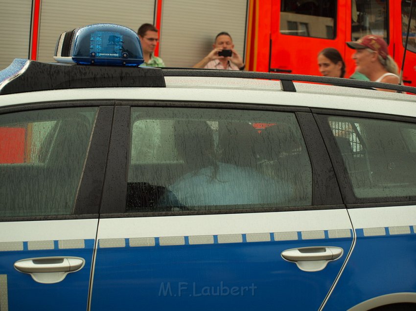 2 Denkmalkletterer hielten Feuerwehr und Polizei in Trapp Koeln Heumarkt P214.JPG